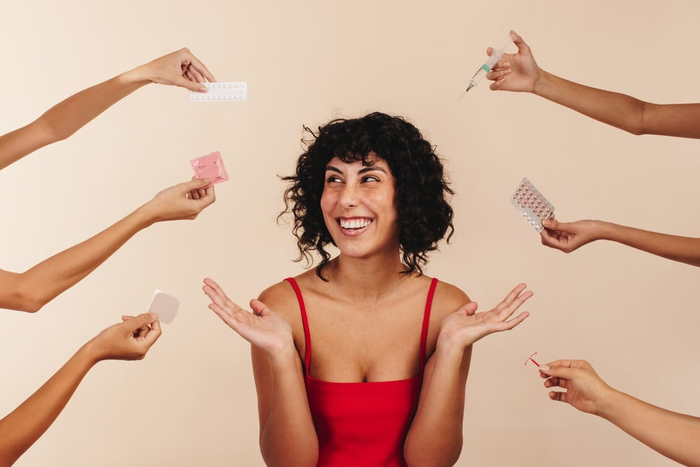 Une jeune femme devant plusieurs méthodes de contraception